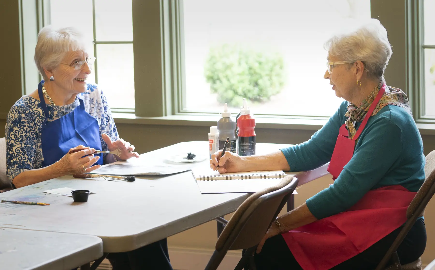 senior women taking an art class at The Heritage at Brentwood